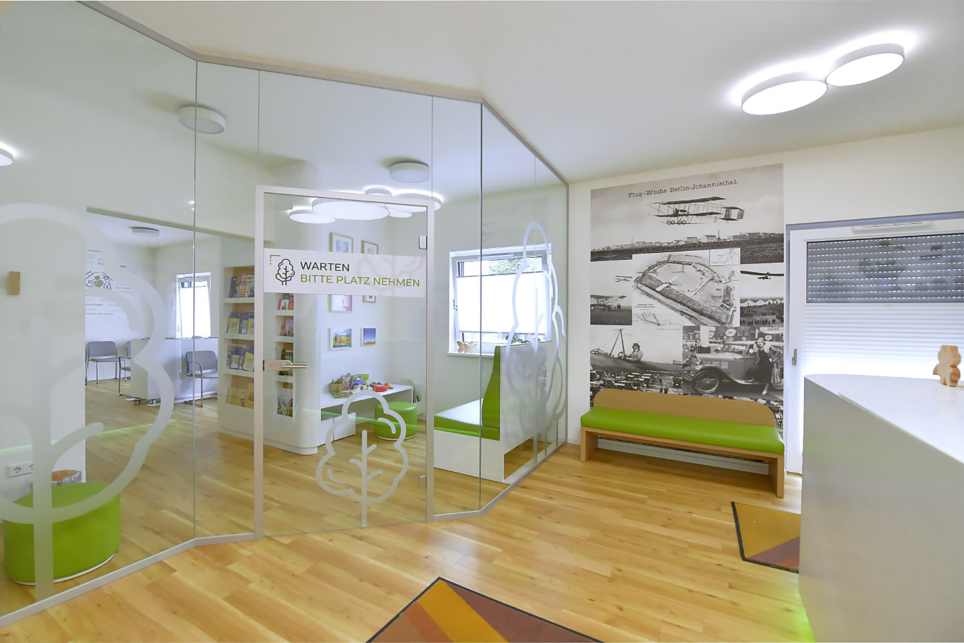 praxis-johannisthal-empfang-blick-aufs-wartezimmer praxis johannisthal empfang blick aufs wartezimmer